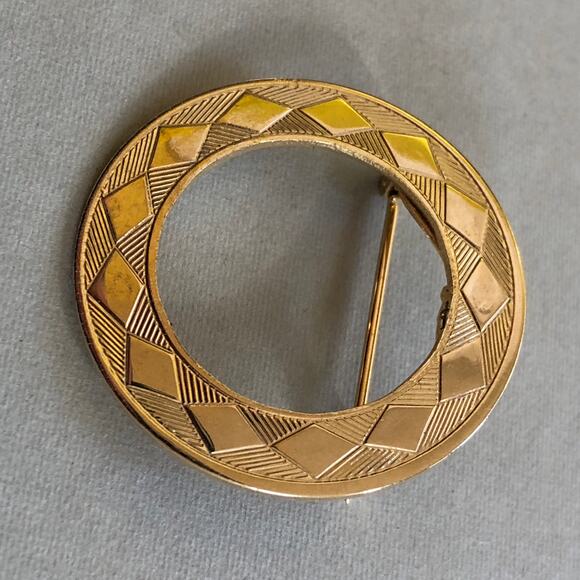 Gold Tone Circle Brooch Pin Round Wreath Diamond Pattern Retro Vintage - Picture 3 of 6
